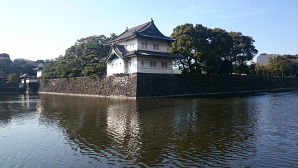 Fototapeta na wymiar Tower and moat of Edo Castle in Tokyo