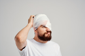 Obraz premium male patient head injury health problems emotions isolated background