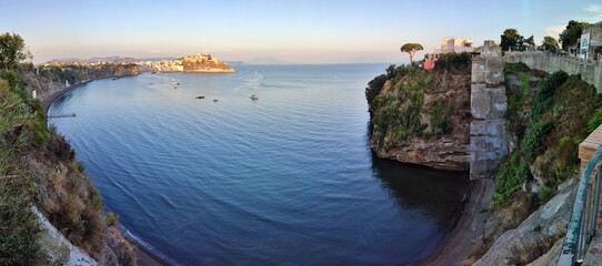 Procida – Panoramica della Baia di Corricella dal Belvedere Elsa Morante al tramonto