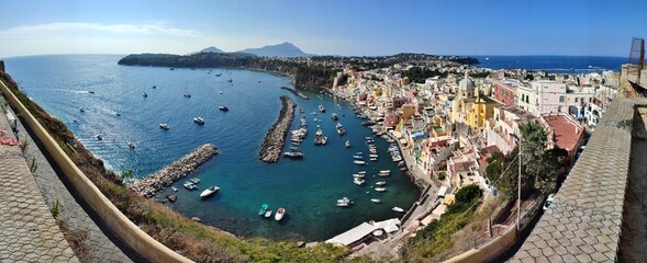 Procida – Panoramica della Baia di Corricella dal Carcere Borbonico