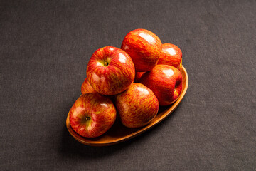 새콤하고 달콤한 맛있는 빨간 사과