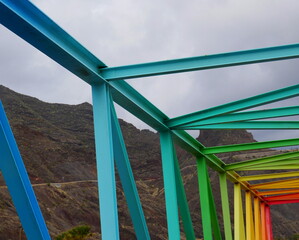 Monta&ntilde;as y puente LGTB