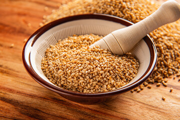 완성된 요리 위에 올리기 위해 사용하는 한국 전통 가루