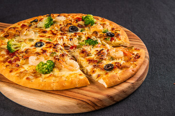 신선한 재료로 만든 토핑을 올린 맛있는 이탈리아 전통 피자