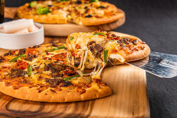 신선한 재료로 만든 토핑을 올린 맛있는 이탈리아 전통 피자