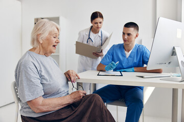 Obraz premium old woman communication with a doctor in the medical office