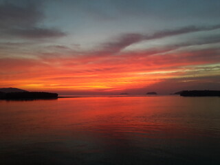 Fototapeta premium Breathtaking sunset over the sea