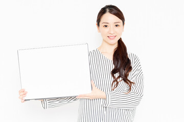 大きいスケッチブックを持つカジュアルな服装の女性