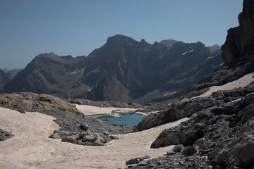 Circo de Gavarnie con lago helado, Pyrenees