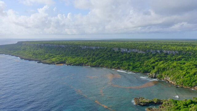 Drone flight reveals plateau and verdant tropical jungle of Cotubanama NP, Dominican Republic