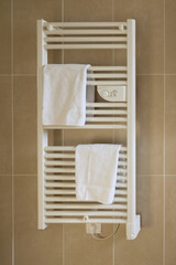 radiateur mural de salle de bain  © hcast