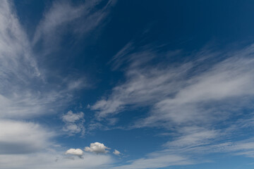 blauer Himmel - Hintergrund -Wolkengebilde