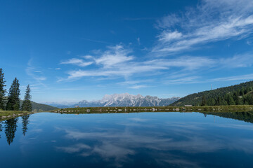 Spiegelung im Bergsee - Dachsteinmassiv