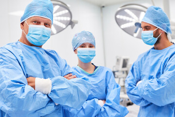 Selbstbewusstes Ärzteteam in Chirurgie mit Schutzkleidung