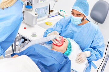 Anästhesist und Patient während Operation mit Vollnarkose - obrazy, fototapety, plakaty