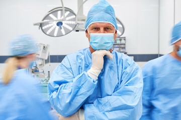 Portrait von Chirurg vor Team im Operationssaal