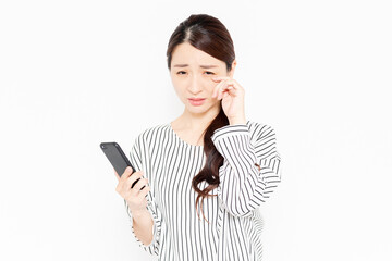 Naklejka premium スマホを使うカジュアルな服装の女性