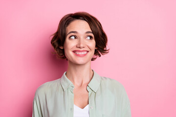 Obraz premium Portrait of attractive cheerful glad brown-haired girl thinking copy space isolated over pastel pink color background