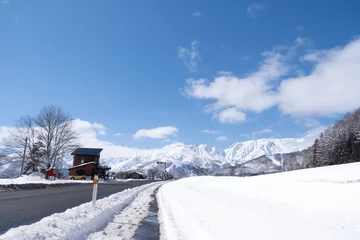 Fotobehang 2021年2月19日、長野県白馬村の国道148号線から見える北アルプスと八方尾根 © hirogoogoo