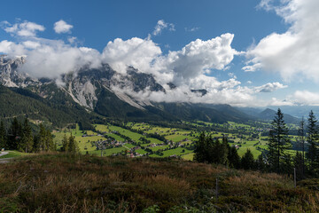 Fototapeta premium Alpenpanorama / Talblick - Tal in Österreich