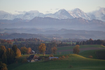 Fototapeta na wymiar Herbst im Berner Oberland und Emmental