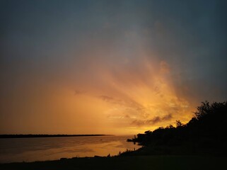 Obraz premium sunset over the lake