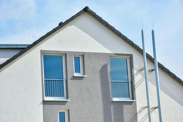 Schornstein, Außenkamin aus Edelstahl an der Fassade eines Wohnhauses