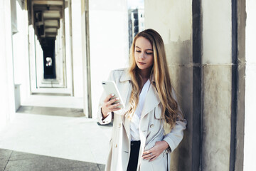 Focused student messaging via smartphone in corridor