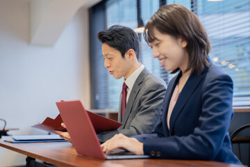 オフィスでの会社面接採用試験シーン