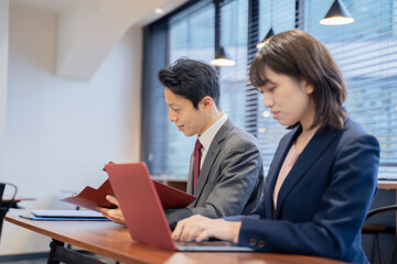 オフィスでの会社面接採用試験シーン