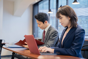 オフィスでの会社面接採用試験シーン