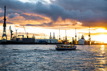 Hamburger Hafen im Sonnenuntergang