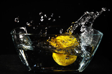 Zitrone f&auml;llt ins Wasser