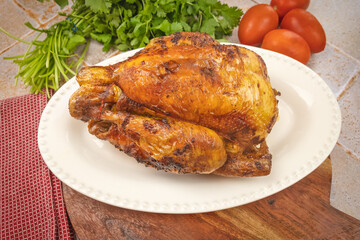Vue rapprochée de délicieux poulet entier grillé sur une assiette