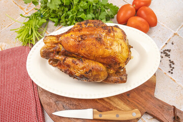 Vue rapprochée de délicieux poulet entier grillé sur une assiette