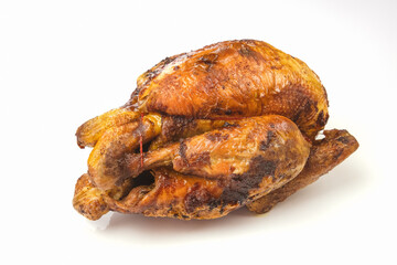 Vue rapprochée de délicieux poulet grillé entier isolé sur fond blanc