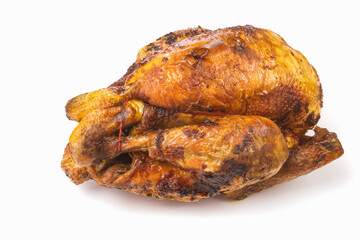 Vue rapprochée de délicieux poulet grillé entier isolé sur fond blanc