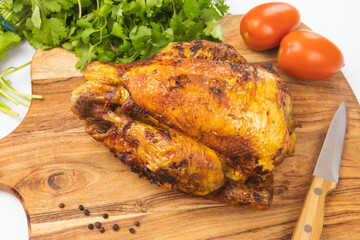 poulet rôti sur une planche à découper