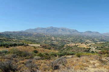 Fototapeta na wymiar Le massif du Psiloritis vu depuis Roukani près de Profitis Ilias en Crète