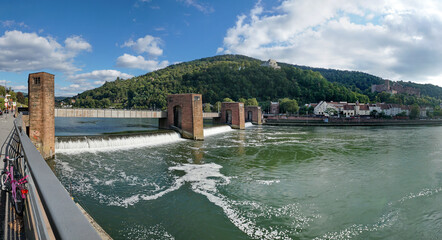 Schleusse am Neckar in Heidelberg im Sommer. Panorama
