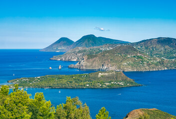 Blick vom Belvedere Capo Grillo auf Vulcano mit Vulcanello und den Inseln Lipari mit den...