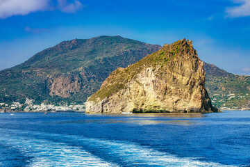 Bootsausflug vor Panarea mit Blick auf die Insel Dattilo und den Hafen von Panarea in Sizilien in...