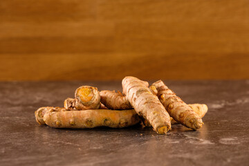 Mehrere Bio-Kurkuma Wurzeln (Curcuma, curcumin)