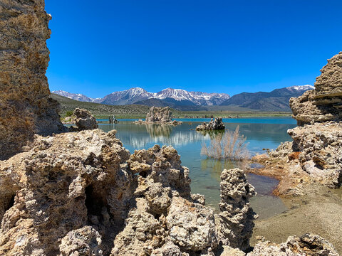 Mono Lake In California With Tufa Towers