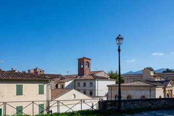 Blick von der Stadtmauer in Lucca auf einen kleinen Glockenturm 