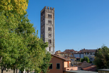 Blick von der Stadtmauer in der Altstadt von Lucca auf Campanile von San Frediano in der Toskana