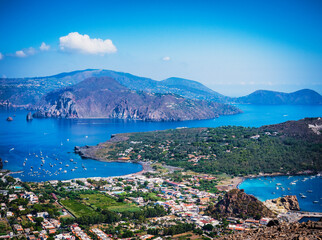 Obraz premium Picturesque islands landscape with mountains