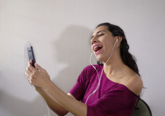 Mujer con teléfono feliz 