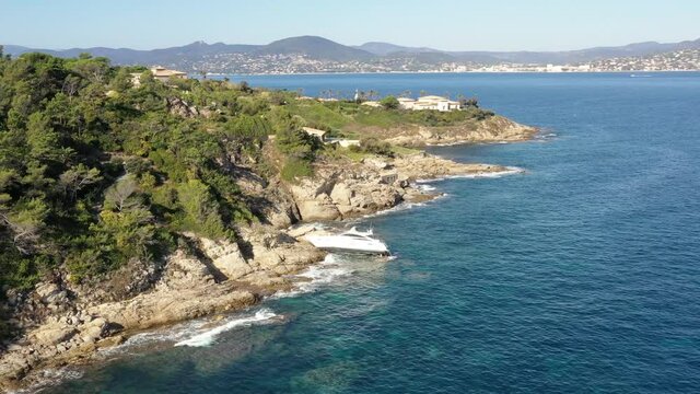 survol du golfe de Saint-Tropez et de la presqu’ile de Ramatuelle dans le var sur la côte d'Azur