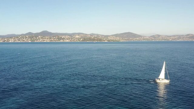 survol d'un voilier dans le golfe de Saint-Tropez  (c&ocirc;te d'Azur, France)